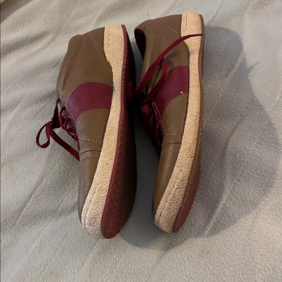 Vionic sneakers. - Picture 2 of 6